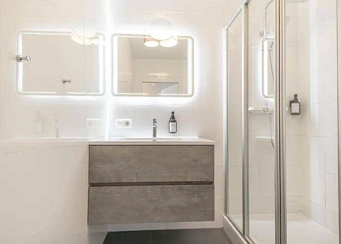 Apartman Chic 1br & 1lr Only 9 Min To Center, King Bed, Metro Access