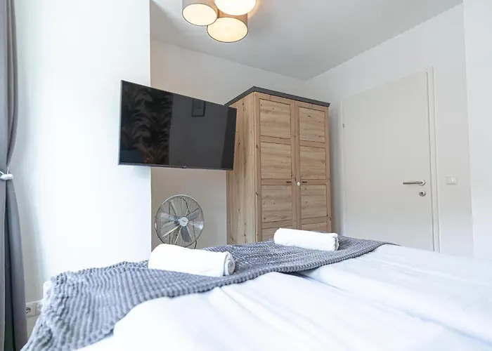 Chic 1br & 1lr Only 9 Min To Center, King Bed, Metro Access Apartman