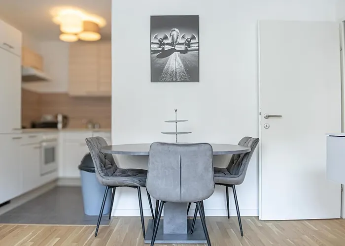Chic 1br & 1lr Only 9 Min To Center, King Bed, Metro Access Apartman Bécs