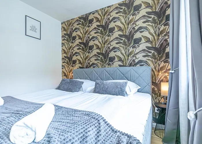 Chic 1br & 1lr Only 9 Min To Center, King Bed, Metro Access * Bécs