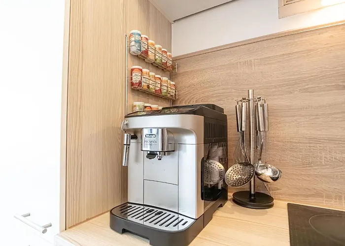 Chic 1br & 1lr Only 9 Min To Center, King Bed, Metro Access Apartman *