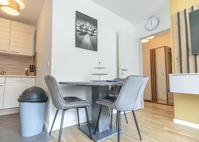 Chic 1br & 1lr Only 9 Min To Center, King Bed, Metro Access *