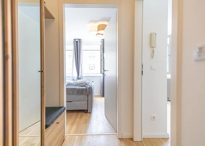 Chic 1br & 1lr Only 9 Min To Center, King Bed, Metro Access Apartman *