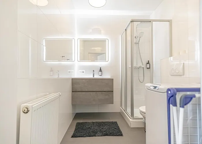 Apartman Chic 1br & 1lr Only 9 Min To Center, King Bed, Metro Access Bécs