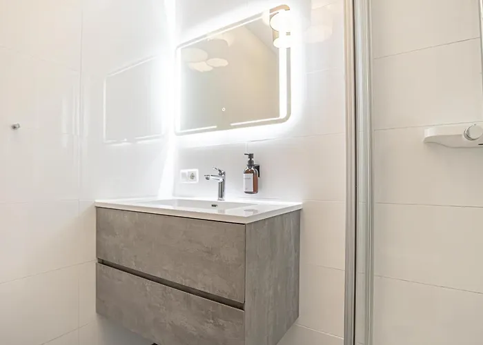 Chic 1br & 1lr Only 9 Min To Center, King Bed, Metro Access Apartman *