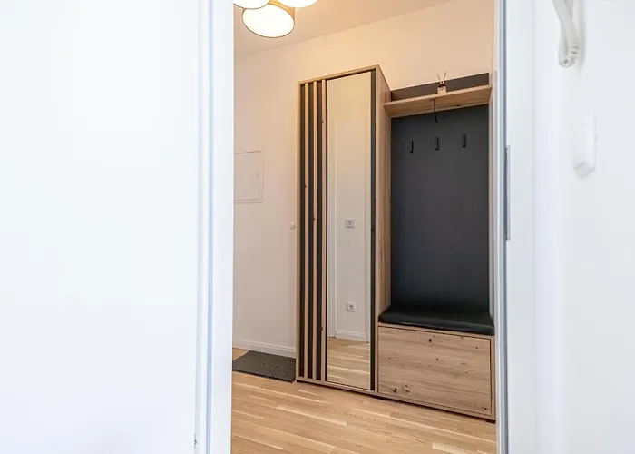 Chic 1br & 1lr Only 9 Min To Center, King Bed, Metro Access