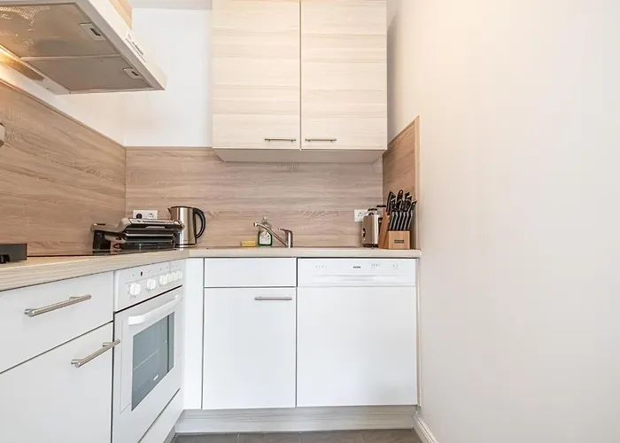 Apartman Chic 1br & 1lr Only 9 Min To Center, King Bed, Metro Access